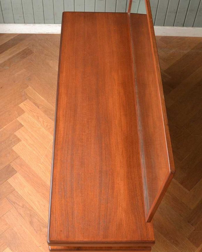 G-PLAN(Gプラン)　アンティーク家具　G-PLANのヴィンテージ家具、デスクにもおススメのフレスコシリーズのドレッサー。デスクとしても使える広々天板広々とした天板の上はデスクとしても使えるように塗装もキレイに修復しました。(x-1066-f)