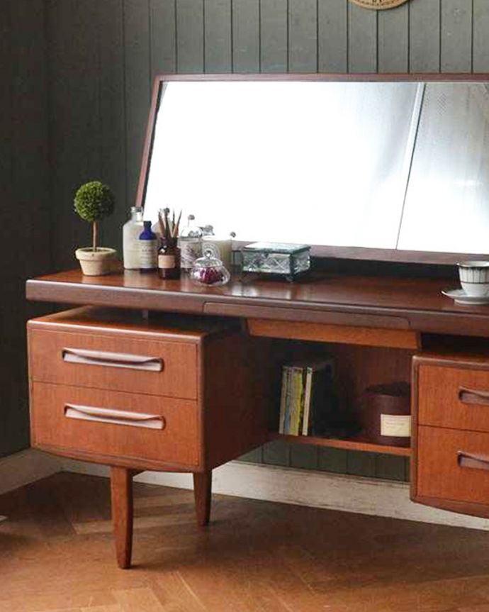 G-PLAN(Gプラン)　アンティーク家具　G-PLANのヴィンテージ家具、デスクにもおススメのフレスコシリーズのドレッサー。ヴィンテージ家具らしいカッコよさやっぱり一番の魅力は、この時代に作られた独特の雰囲気。(x-1066-f)