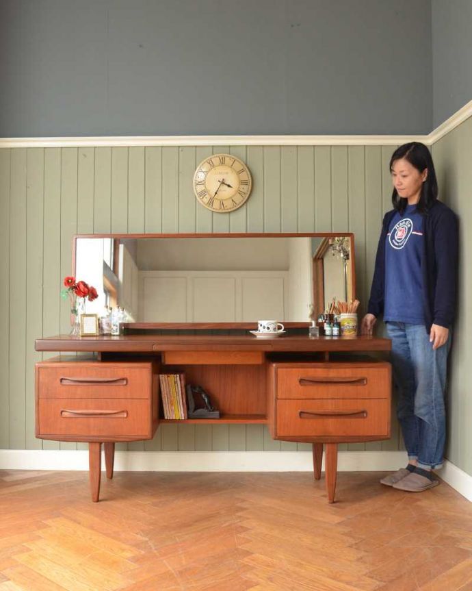 G-PLAN(Gプラン)　アンティーク家具　G-PLANのヴィンテージ家具、デスクにもおススメのフレスコシリーズのドレッサー。クールに決まる北欧スタイルのドレッサースッキリとシンプルな北欧スタイルのドレッシングチェストは、どんなお部屋にもカッコよく似合います。(x-1066-f)