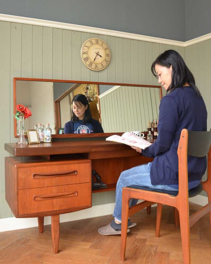 G-PLAN(Gプラン)　アンティーク家具　G-PLANのヴィンテージ家具、デスクにもおススメのフレスコシリーズのドレッサー。2WAYで使える便利なドレッサー大きくて広々としている天板は、ドレッサーとして使うだけじゃなくてデスクとしても大活躍。(x-1066-f)