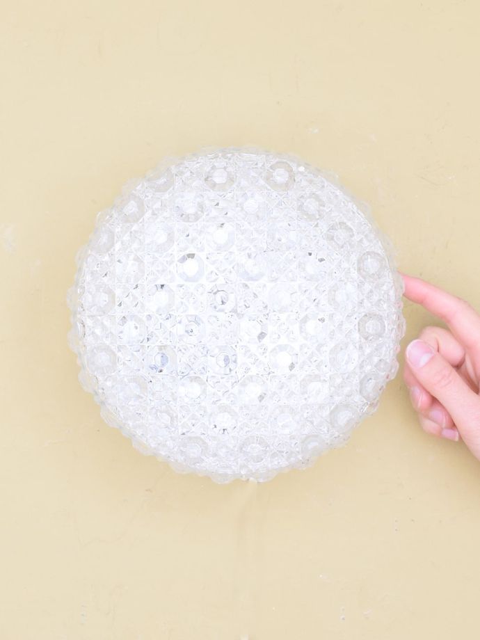 フランスから届いたアンティークの壁付け照明器具、丸い型押しガラスの