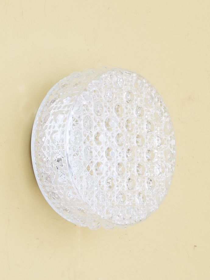 フランスから届いたアンティークの壁付け照明器具、丸い型押しガラスの