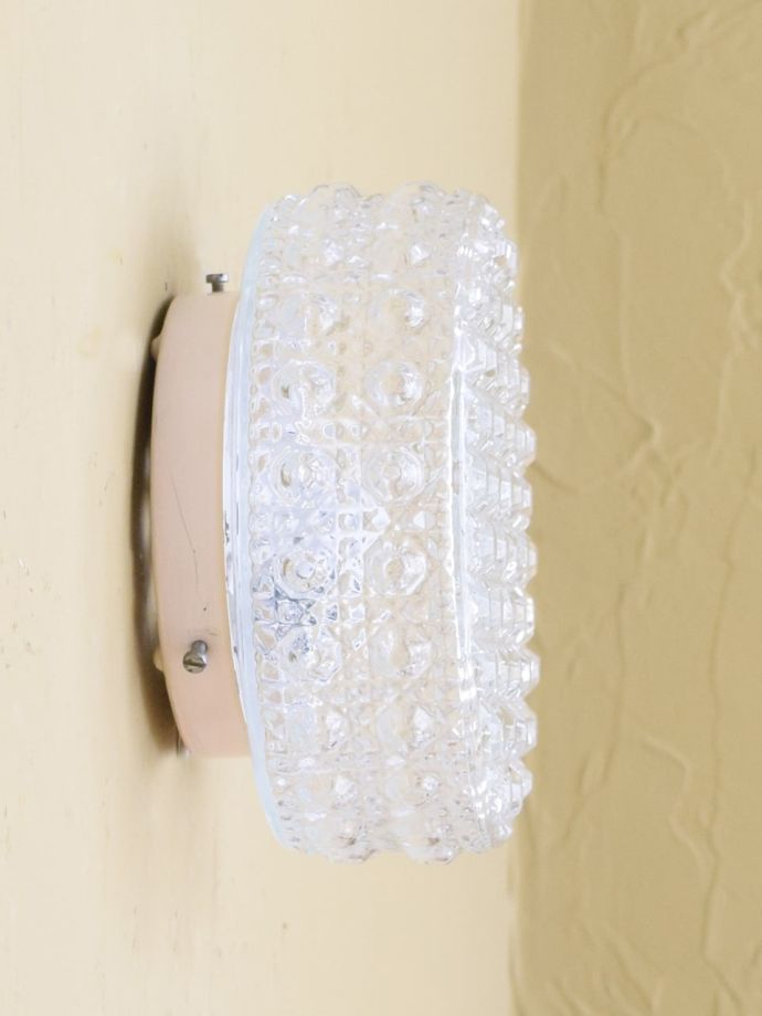 フランスから届いたアンティークの壁付け照明器具、丸い型押しガラスの