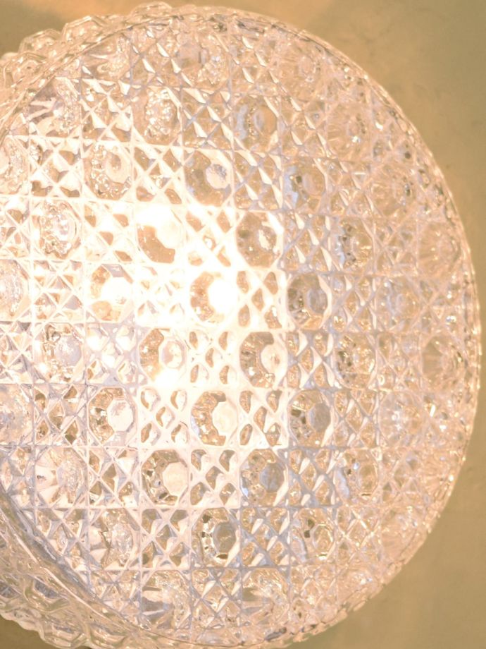 フランスから届いたアンティークの壁付け照明器具、丸い型押しガラスの