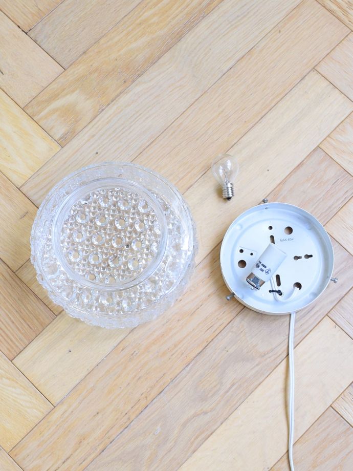 フランスから届いたアンティークの壁付け照明器具、丸い型押しガラスの