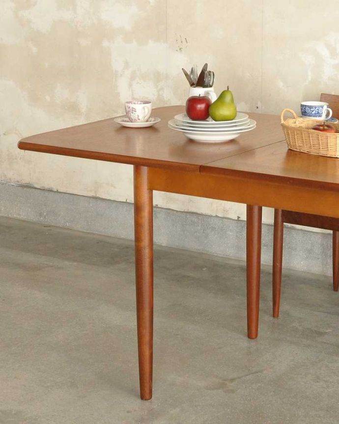 アンティークのテーブル　アンティーク家具　サイズを変えて使えるテーブル、ビンテージのエクステンションテーブル。スッキリとカッコイイ脚先にいくほど微妙にシェープされたスッキリとした脚。(x-1067-f)