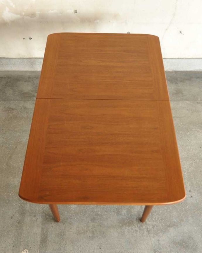 アンティークのテーブル　アンティーク家具　サイズを変えて使えるテーブル、ビンテージのエクステンションテーブル。上から見るとこんな形天板を足す前はこんな形です。(x-1067-f)