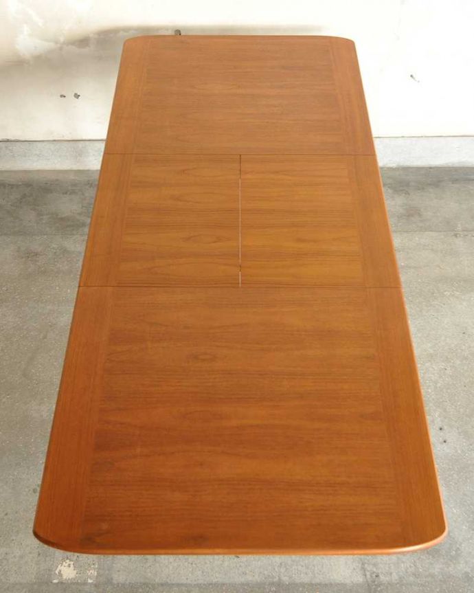 アンティークのテーブル　アンティーク家具　サイズを変えて使えるテーブル、ビンテージのエクステンションテーブル。天板もピカピカにお直ししました。(x-1067-f)