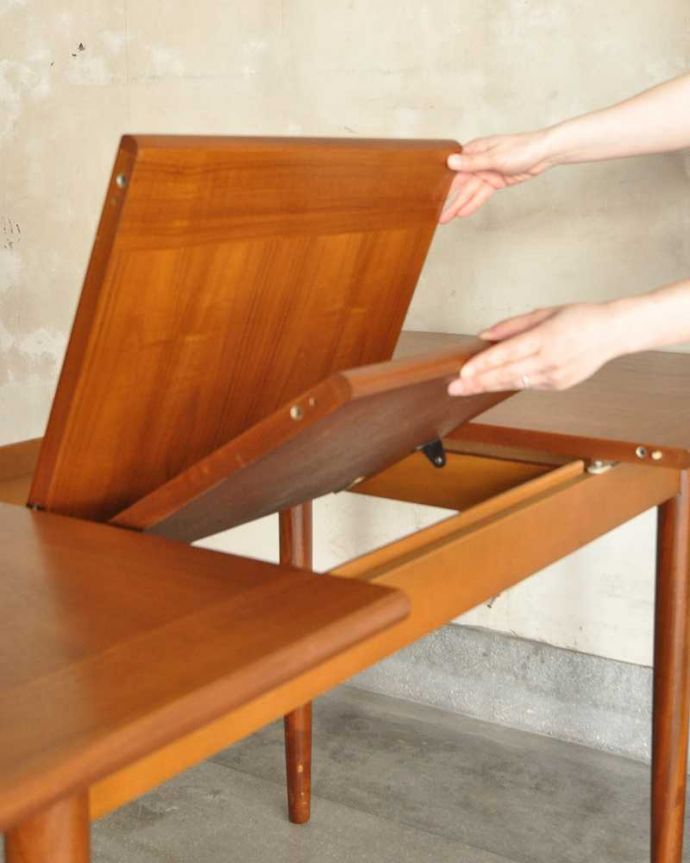 アンティークのテーブル　アンティーク家具　サイズを変えて使えるテーブル、ビンテージのエクステンションテーブル。あっという間にサイズ変更OK！天板の真ん中から新しい天板が出てきます。(x-1067-f)