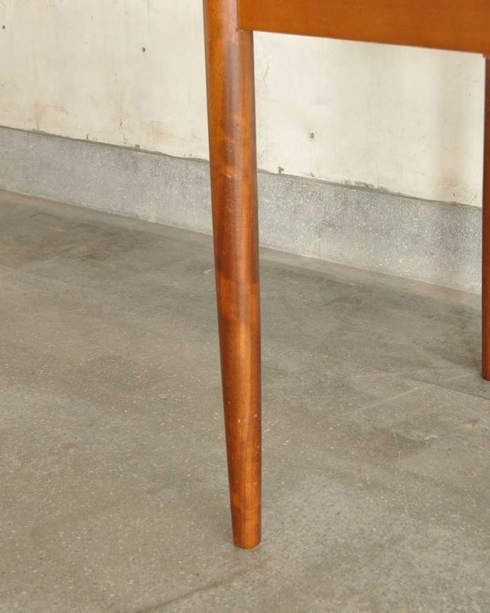 アンティークのテーブル　アンティーク家具　サイズを変えて使えるテーブル、ビンテージのエクステンションテーブル。持ち上げなくても移動できます！Handleのアンティークは、脚の裏にフェルトキーパーをお付けしていますので、持ち上げなくても床を滑らせて移動させることが出来ます。(x-1067-f)