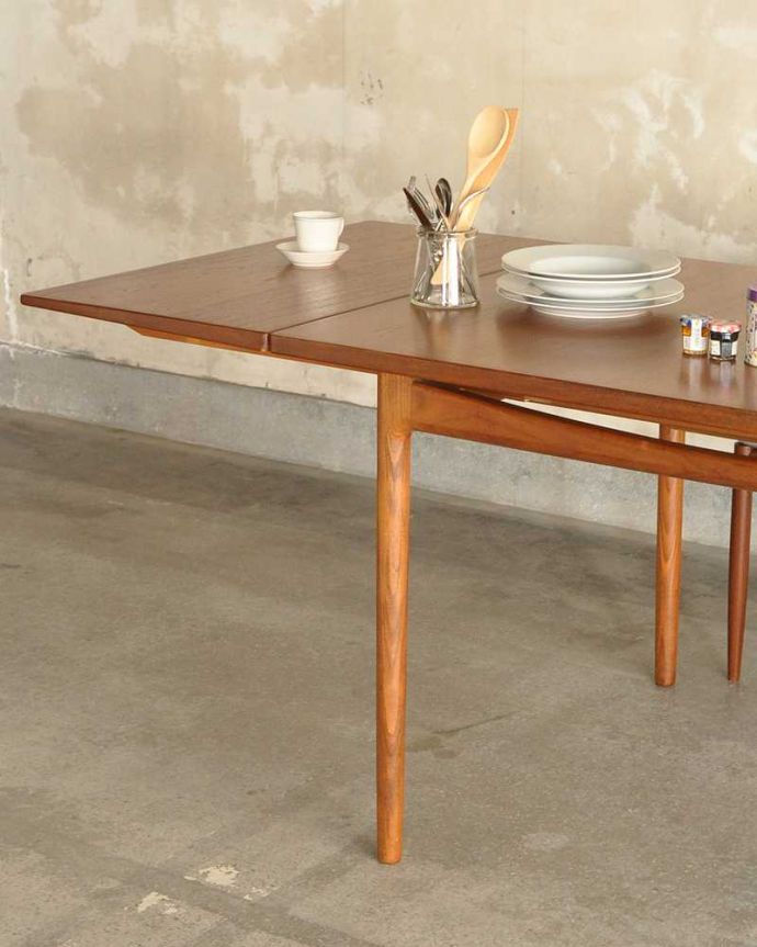 G-PLAN(Gプラン)　アンティーク家具　伸張できるアンティーク家具、G-PLANデザインのダイニングテーブル。スマートなカッコよさが魅力シンプルなデザインだから、どんなインテリアにも似合っちゃう所が人気のヒミツ。(x-1068-f)