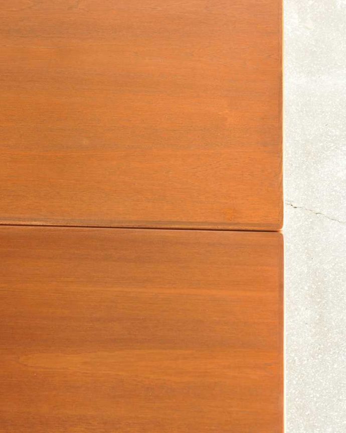 G-PLAN(Gプラン)　アンティーク家具　伸張できるアンティーク家具、G-PLANデザインのダイニングテーブル。シンプルな木目がカッコイイ天板を近くで見てみるとこんな感じ。(x-1068-f)