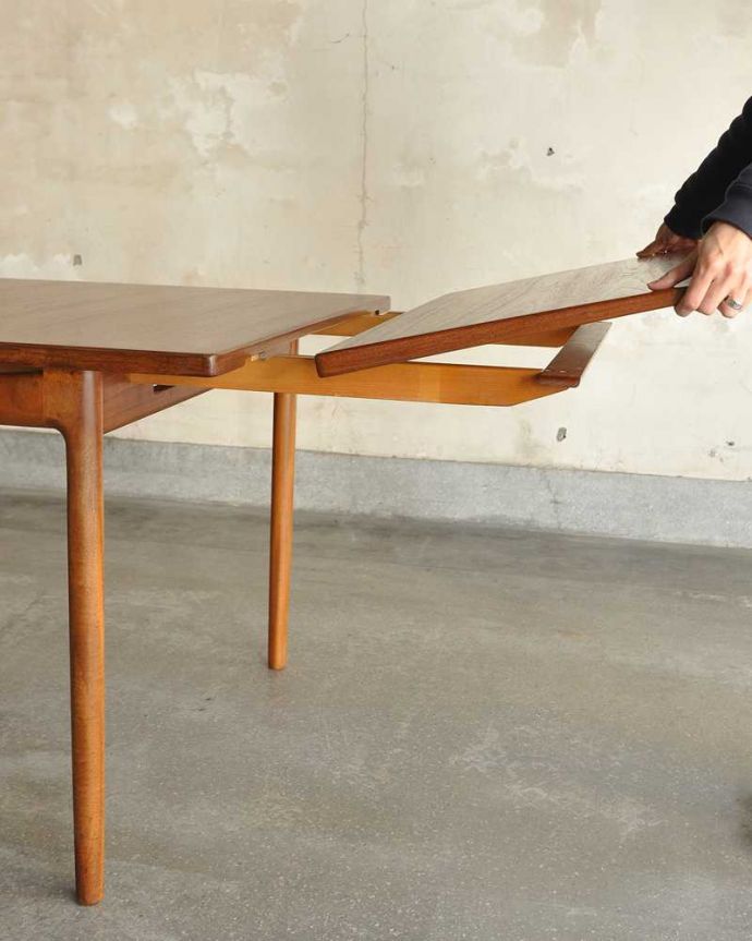 G-PLAN(Gプラン)　アンティーク家具　伸張できるアンティーク家具、G-PLANデザインのダイニングテーブル。あっという間にサイズ変更OK！女性でもあっという間にサイズを変えることが出来ます。(x-1068-f)