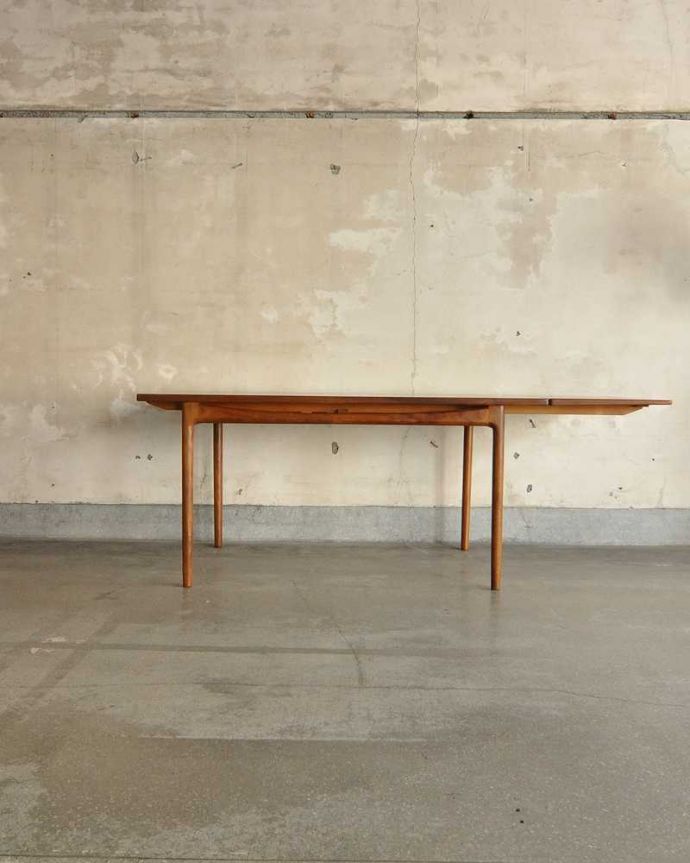 G-PLAN(Gプラン)　アンティーク家具　伸張できるアンティーク家具、G-PLANデザインのダイニングテーブル。片方だけ開いても･･･人数に合わせて、3タイプで大きさを選べるので、片方だけ開くと、こんな感じです。(x-1068-f)