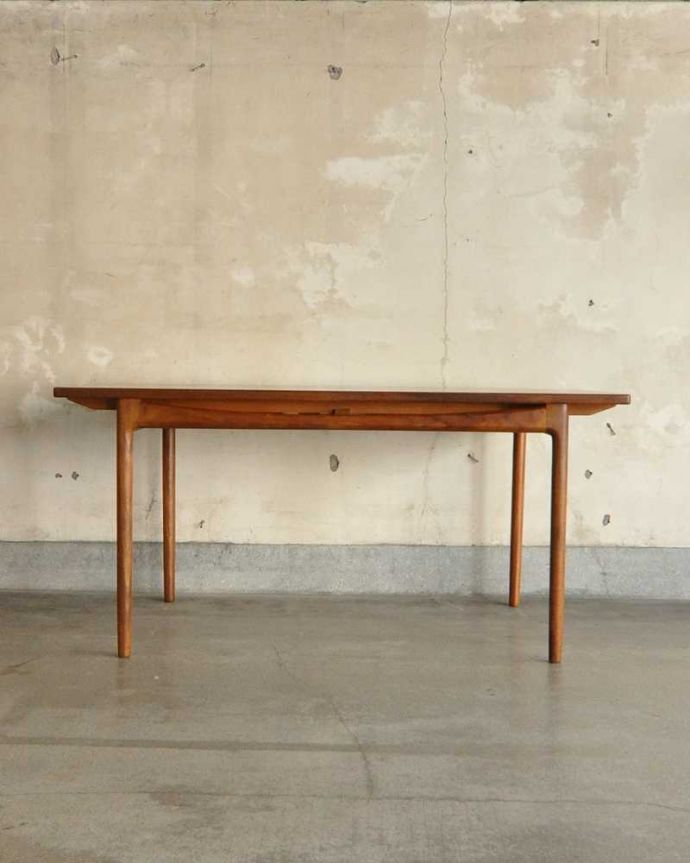 G-PLAN(Gプラン)　アンティーク家具　伸張できるアンティーク家具、G-PLANデザインのダイニングテーブル。横から見た姿は…シンプルなデザインなので、どんなお部屋にも似合っちゃうんです。(x-1068-f)