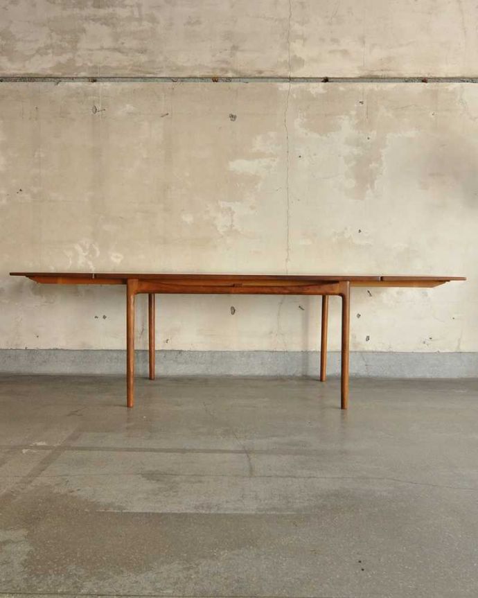 G-PLAN(Gプラン)　アンティーク家具　伸張できるアンティーク家具、G-PLANデザインのダイニングテーブル。両方開くとかなり大きなサイズ！フランスサイズなので、両方開くとかなり大きなダイニング。(x-1068-f)