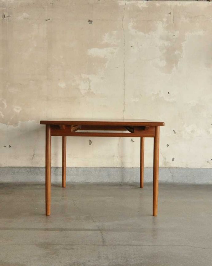 G-PLAN(Gプラン)　アンティーク家具　伸張できるアンティーク家具、G-PLANデザインのダイニングテーブル。こちら側から見ても･･･360度、どこから見てもスッキリとしてキレイです。(x-1068-f)