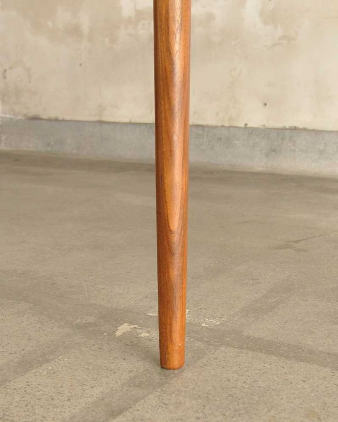 G-PLAN(Gプラン)　アンティーク家具　伸張できるアンティーク家具、G-PLANデザインのダイニングテーブル。持ち上げなくても移動できます！Handleのアンティークは、脚の裏にフェルトキーパーをお付けしていますので、持ち上げなくても床を滑らせて移動させることが出来ます。(x-1068-f)