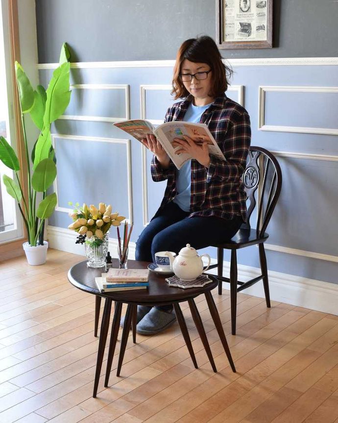 アーコールの家具　アンティーク家具　スマートで優れたデザイン、アーコール社のかわいいネストテーブル。カッコよく3つが揃ったネストテーブルネストとは巣のこと。(x-1069-f)