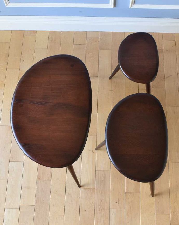 アーコールの家具　アンティーク家具　スマートで優れたデザイン、アーコール社のかわいいネストテーブル。3つを並べて上から見てみましょうHandleではアンティーク家具専門の職人が見えない場所にもこだわっています。(x-1069-f)