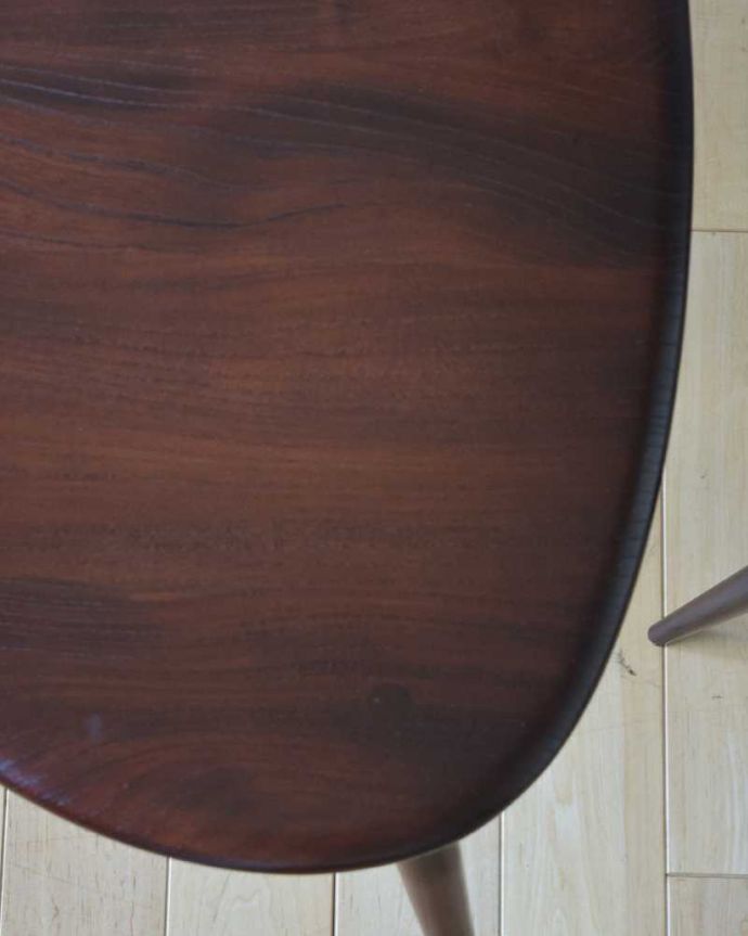 アーコールの家具　アンティーク家具　スマートで優れたデザイン、アーコール社のかわいいネストテーブル。近くで見てみると･･･修復の際、塗装も一度剥離してキレイに修復しているのでピッカピカです。(x-1069-f)