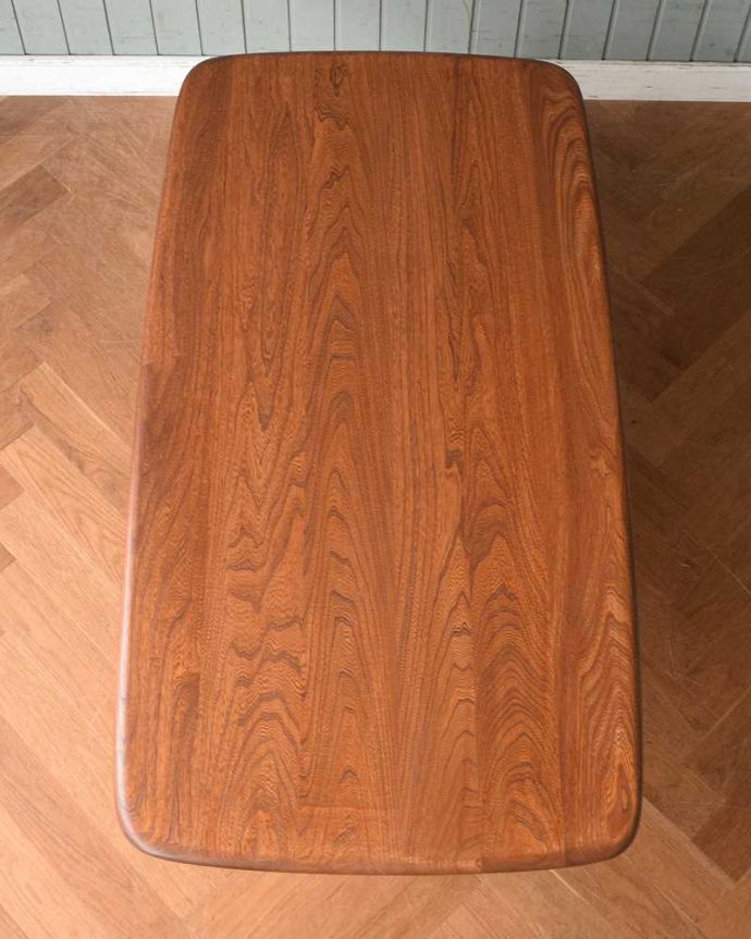 アーコールの家具　アンティーク家具　アーコール社のアンティーク家具、北欧スタイルに似合うアンティークコーヒーテーブル。天板もキレイに修復しましたテーブルの主役はやっぱり天板。(x-1070-f)