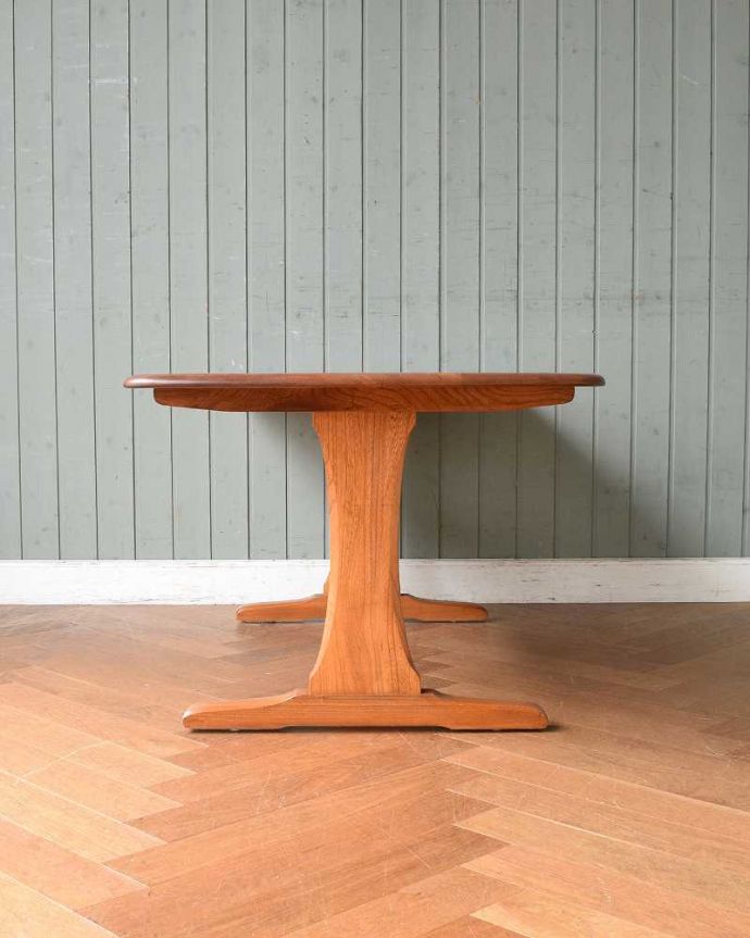 アーコールの家具　アンティーク家具　アーコール社のアンティーク家具、北欧スタイルに似合うアンティークコーヒーテーブル。クルッと回転。(x-1070-f)