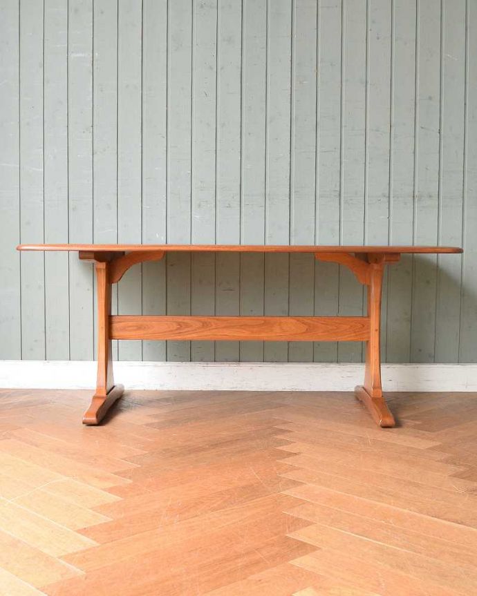 アーコールの家具　アンティーク家具　アーコール社のアンティーク家具、北欧スタイルに似合うアンティークコーヒーテーブル。真横から見ると･･･サイドから見てみると、こんな感じで美しいです。(x-1070-f)