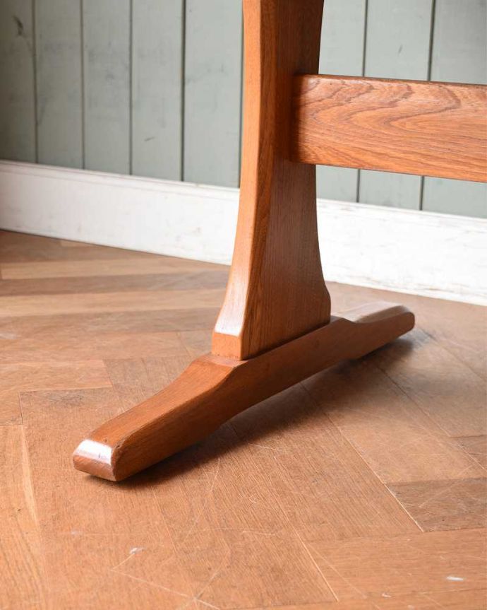 アーコールの家具　アンティーク家具　アーコール社のアンティーク家具、北欧スタイルに似合うアンティークコーヒーテーブル。持ち上げなくても移動できます！Handleのアンティークは、脚の裏にフェルトキーパーをお付けしていますので、床を滑らせてれば女性1人でも移動が簡単です。(x-1070-f)