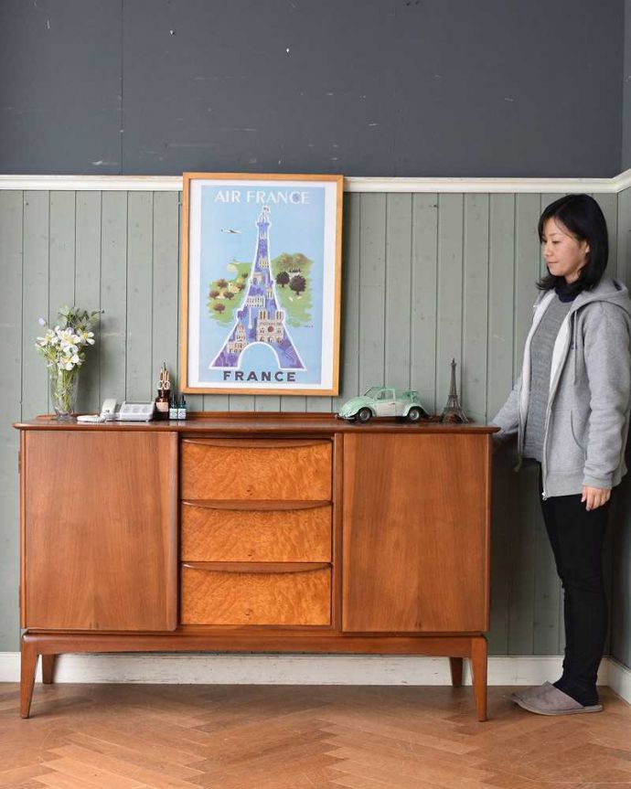 サイドボード　アンティーク家具　北欧スタイルの暮らしを彩るインテリア、シンプルなビンテージ家具(サイドボード）。人気のヒミツは北欧スタイルのデザインやっぱりスッキリとカッコイイ北欧デザインが人気のサイドボード。(x-1071-f)