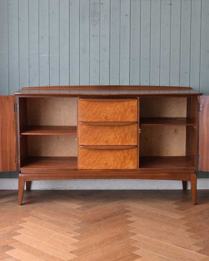 サイドボード　アンティーク家具　北欧スタイルの暮らしを彩るインテリア、シンプルなビンテージ家具(サイドボード）。扉の奥はたっぷり収納扉を開けると、中にはたっぷりの収納。(x-1071-f)