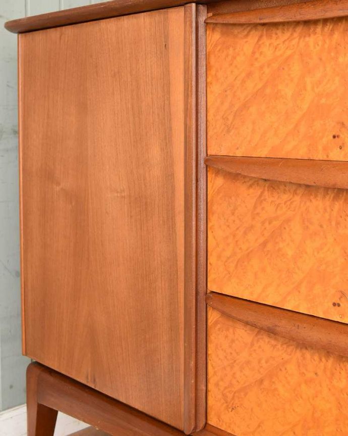 サイドボード　アンティーク家具　北欧スタイルの暮らしを彩るインテリア、シンプルなビンテージ家具(サイドボード）。扉の木目があたたかさを演出クールなデザインなのに、なんだかほっとするあたたかさ。(x-1071-f)