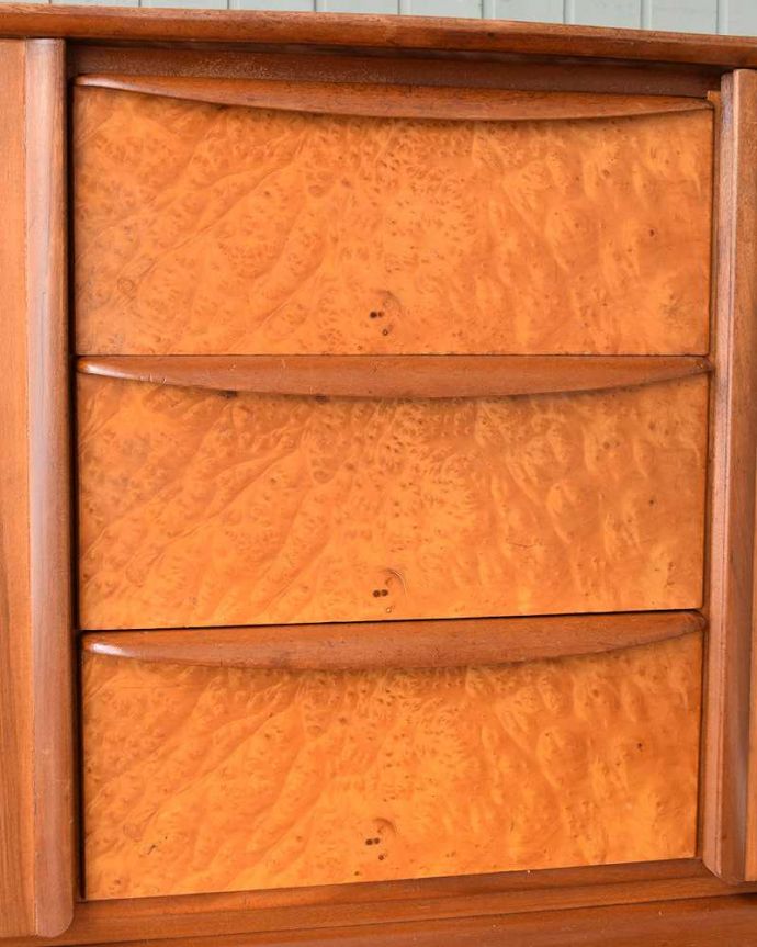 サイドボード　アンティーク家具　北欧スタイルの暮らしを彩るインテリア、シンプルなビンテージ家具(サイドボード）。デザインの一部になっている取っ手取っ手のデザインもシンプルかつ機能的に。(x-1071-f)