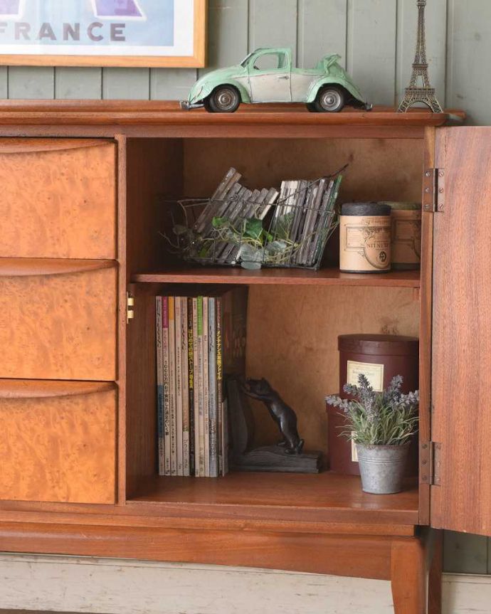 サイドボード　アンティーク家具　北欧スタイルの暮らしを彩るインテリア、シンプルなビンテージ家具(サイドボード）。扉の中は収納たっぷりA4サイズの雑誌までしっかり収納出来ちゃう大きさ。(x-1071-f)