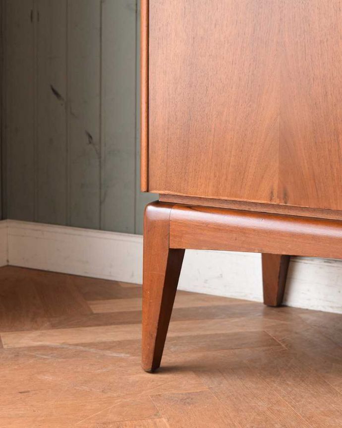 サイドボード　アンティーク家具　北欧スタイルの暮らしを彩るインテリア、シンプルなビンテージ家具(サイドボード）。スッキリとした脚の裏には…Handleの家具の脚裏にはフェルトキーパーをお付けしています。(x-1071-f)