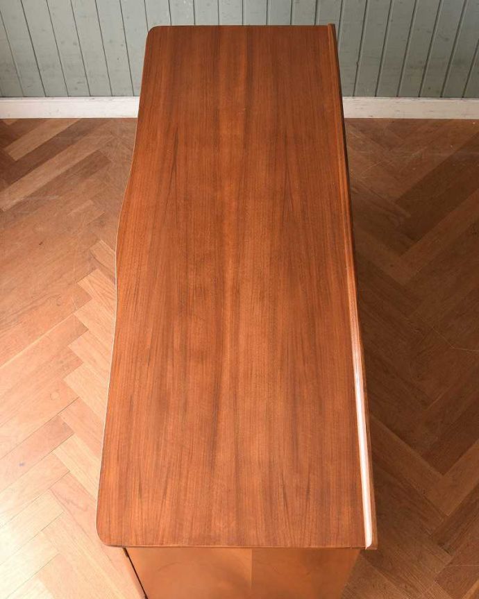 サイドボード　アンティーク家具　北欧スタイルの暮らしを彩るインテリア、シンプルなビンテージ家具(サイドボード）。天板の塗装もキレイに仕上げましたヴィンテージの家具は修復方法が様々。(x-1071-f)