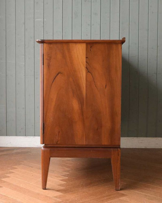 サイドボード　アンティーク家具　北欧スタイルの暮らしを彩るインテリア、シンプルなビンテージ家具(サイドボード）。横から見てもスッキリどこから見てもスッキリとしてステキなヴィンテージ。(x-1071-f)