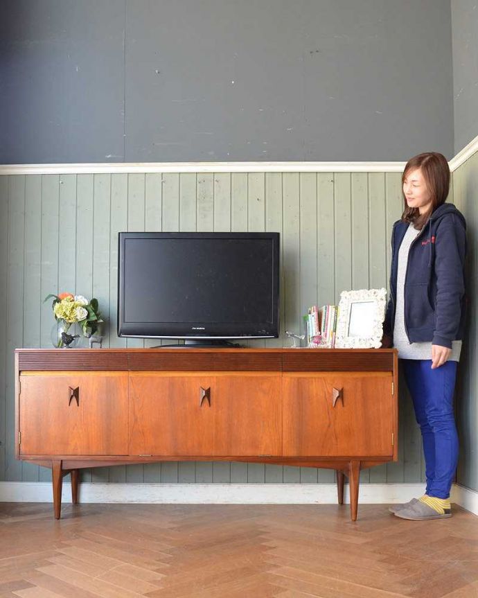 サイドボード　アンティーク家具　北欧テイストのビンテージ家具、スタイリッシュなデザインが素敵なサイドボード。人気のヒミツは北欧スタイルのデザインやっぱりスッキリとカッコイイ北欧デザインが人気のサイドボード。(x-1072-f)