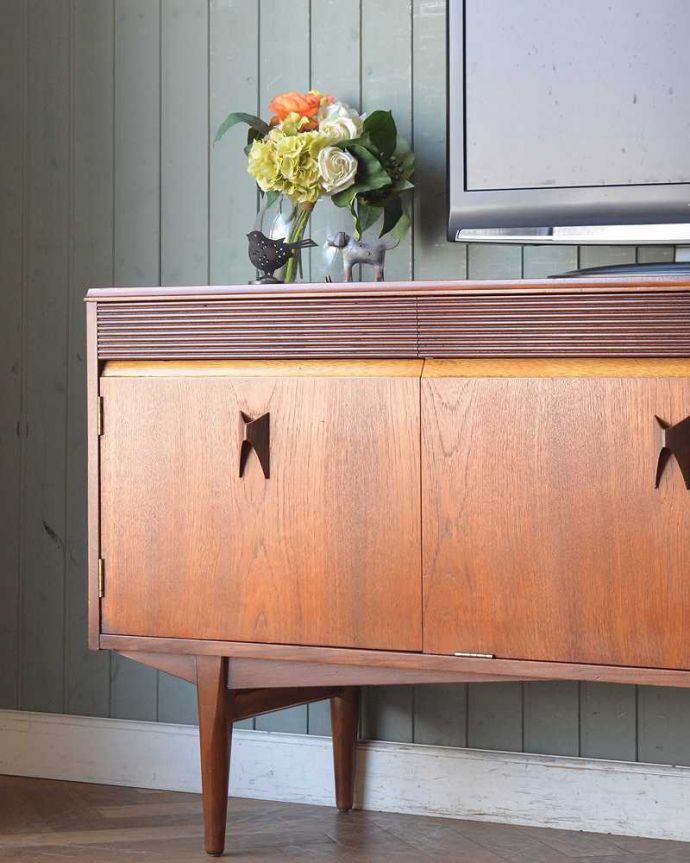サイドボード　アンティーク家具　北欧テイストのビンテージ家具、スタイリッシュなデザインが素敵なサイドボード。ヴィンテージ家具らしいあたたかさ。(x-1072-f)