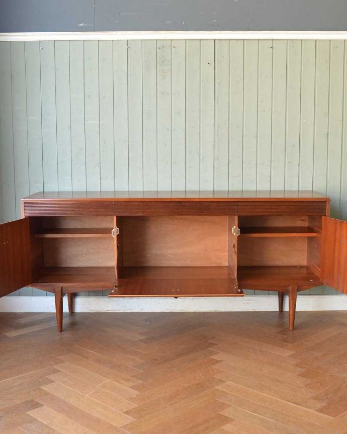 サイドボード　アンティーク家具　北欧テイストのビンテージ家具、スタイリッシュなデザインが素敵なサイドボード。扉の奥はたっぷり収納扉を開けると、中にはたっぷりの収納。(x-1072-f)