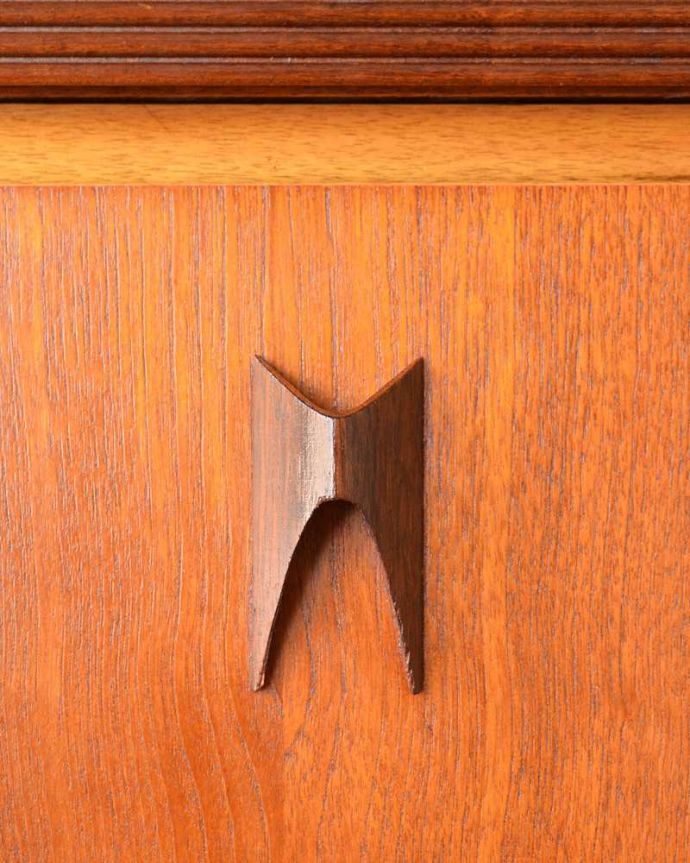 サイドボード　アンティーク家具　北欧テイストのビンテージ家具、スタイリッシュなデザインが素敵なサイドボード。デザインの一部になっている取っ手取っ手のデザインもシンプルかつ機能的に。(x-1072-f)