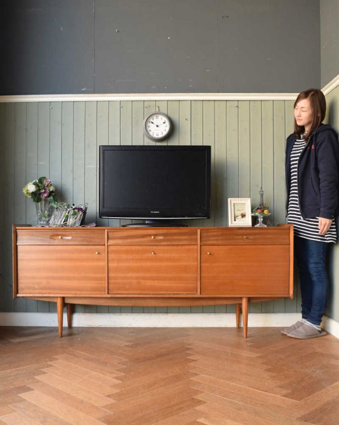 サイドボード アンティーク家具 北欧テイストのビンテージ家具、シャープな取っ手までお洒落なサイドボード。人気のヒミツは北欧スタイルのデザインやっぱりスッキリとカッコイイ北欧デザインが人気のサイドボード。(x-1073-f)