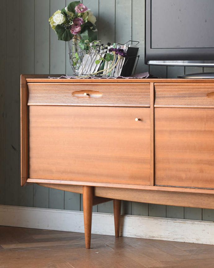 サイドボード アンティーク家具 北欧テイストのビンテージ家具、シャープな取っ手までお洒落なサイドボード。ヴィンテージ家具らしいあたたかさ。(x-1073-f)