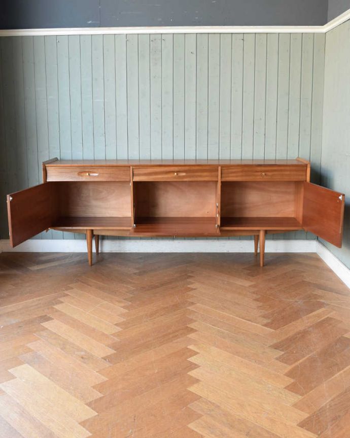 サイドボード アンティーク家具 北欧テイストのビンテージ家具、シャープな取っ手までお洒落なサイドボード。扉の奥はたっぷり収納扉を開けると、中にはたっぷりの収納。(x-1073-f)