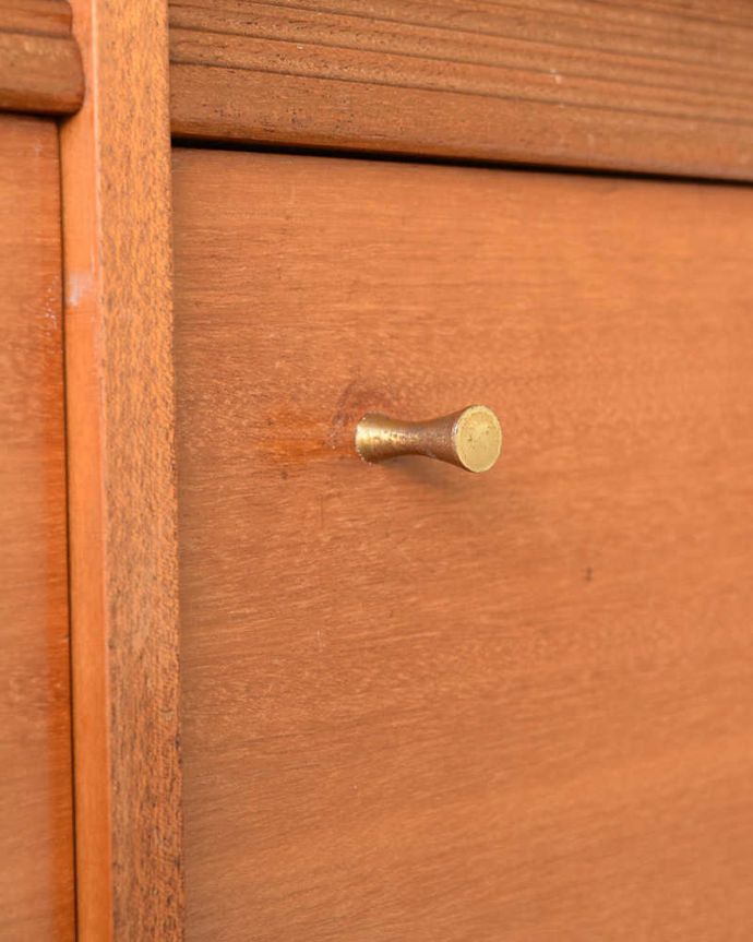 サイドボード アンティーク家具 北欧テイストのビンテージ家具、シャープな取っ手までお洒落なサイドボード。扉の木目があたたかさを演出クールなデザインなのに、なんだかほっとするあたたかさ。(x-1073-f)