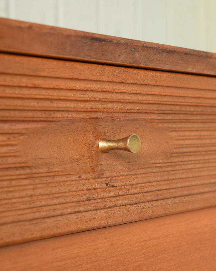 サイドボード アンティーク家具 北欧テイストのビンテージ家具、シャープな取っ手までお洒落なサイドボード。デザインの一部になっている取っ手取っ手のデザインもシンプルかつ機能的に。(x-1073-f)