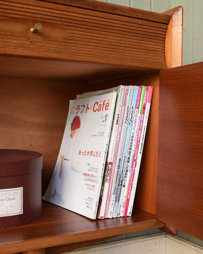 サイドボード アンティーク家具 北欧テイストのビンテージ家具、シャープな取っ手までお洒落なサイドボード。扉の中は収納たっぷりA4サイズの雑誌までしっかり収納出来ちゃう大きさ。(x-1073-f)