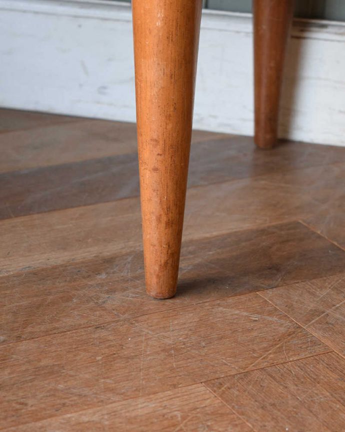 サイドボード アンティーク家具 北欧テイストのビンテージ家具、シャープな取っ手までお洒落なサイドボード。スッキリとした脚の裏には…Handleの家具の脚裏にはフェルトキーパーをお付けしています。(x-1073-f)