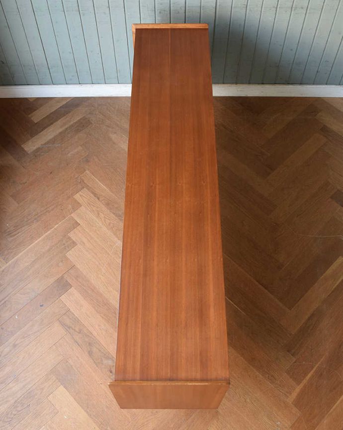 サイドボード アンティーク家具 北欧テイストのビンテージ家具、シャープな取っ手までお洒落なサイドボード。天板の塗装もキレイに仕上げましたヴィンテージの家具は修復方法が様々。(x-1073-f)