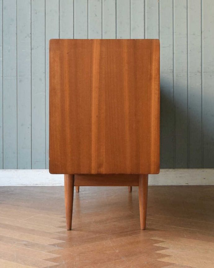 サイドボード アンティーク家具 北欧テイストのビンテージ家具、シャープな取っ手までお洒落なサイドボード。横から見てもスッキリどこから見てもスッキリとしてステキなヴィンテージ。(x-1073-f)